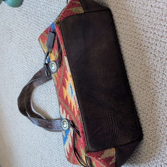 Ariat Conceal Carry Leather/Wool Brynlee Red Aztec Top Snap Tote - Picture 5 of 15